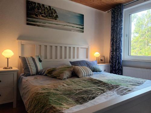 una camera con un letto con due cuscini sopra di De Dackluuk a Wittmund