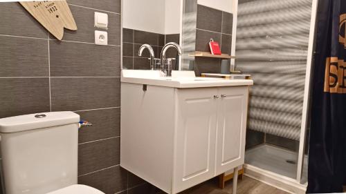 y baño con lavabo blanco y aseo. en Appartement Cosy T3 Oc Keys, en Limoux