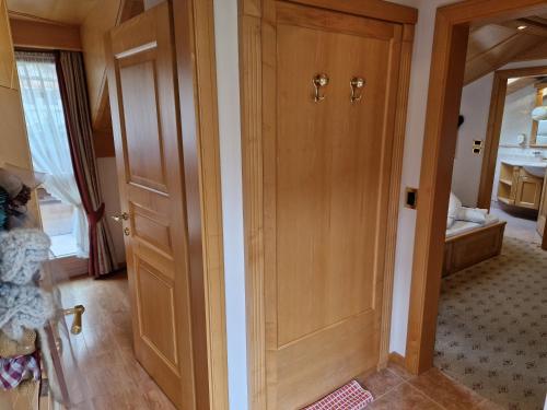 a hallway with a wooden door in a room at Residence Ciastel in Ortisei