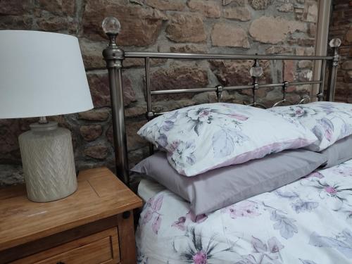 sypialnia z łóżkiem i lampką na stole w obiekcie The Old House at Belfield w mieście Tralee