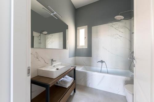 y baño con lavabo, bañera y aseo. en Palazzo Ricciardi Residence, en Lecce