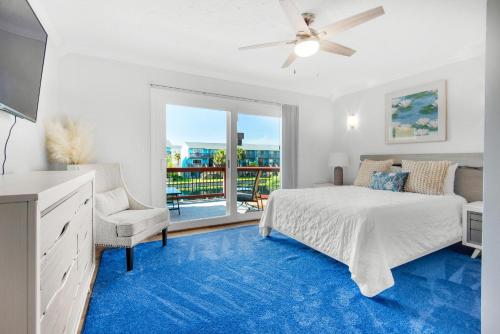 - une chambre avec un lit doté d'un tapis bleu dans l'établissement Lago Bonito 1700, à Pensacola Beach