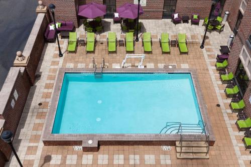an overhead view of a swimming pool with chairs and umbrellas at Holiday Inn Savannah Historic District, an IHG Hotel in Savannah
