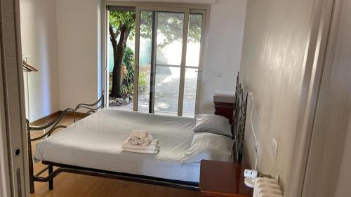 Bett in einem Zimmer mit Fenster in der Unterkunft Casa Belvedere Lookout House in Capena