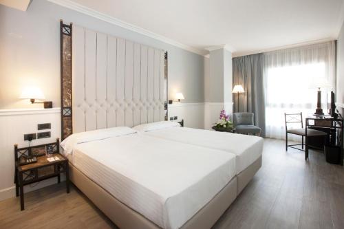 Postel nebo postele na pokoji v ubytování Hotel Gran Via