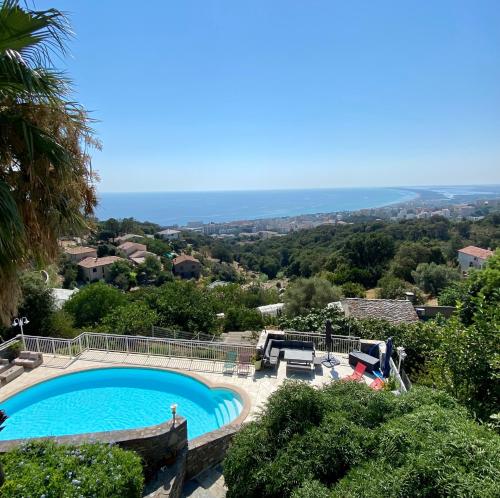 une piscine avec vue sur l'océan dans l'établissement Dolce Notte, l'idéal pour des vacances à Bastia - Appartement avec vue panoramique et piscine sur les hauteurs, à Bastia