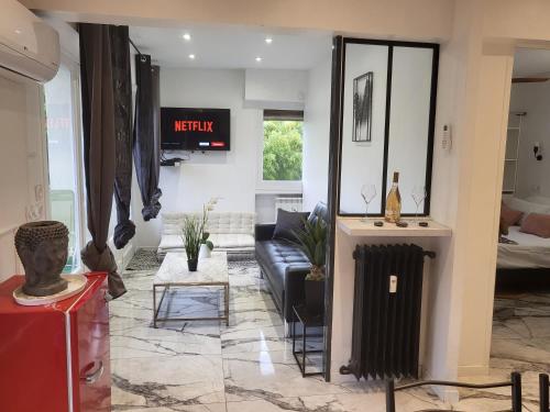 Posedenie v ubytovaní T2 neuf centre ville Saint Raphaël avec terrasse et parking gratuit, kit linge et serviettes offerts ,prés de la plage et commerces!