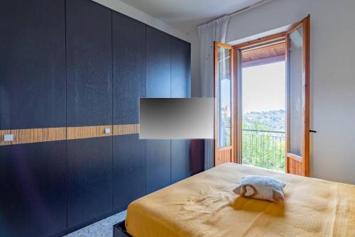 基耶蒂的住宿－Casa Francesca quiete e cortesia - Via San Camillo de Lellis, 56 Chieti-，一间卧室设有一张床和一个大窗户