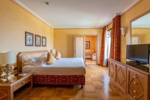 A bed or beds in a room at Park Hotel Villa Ariston