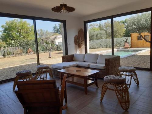 un salon avec un canapé, une table et des chaises dans l'établissement L arbousiere, à Sagriès