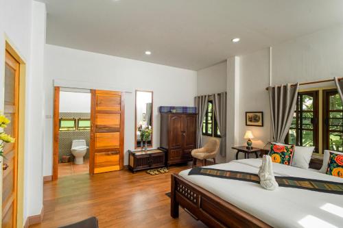 1 dormitorio con 2 camas y baño en Baan innto resort, en Fang