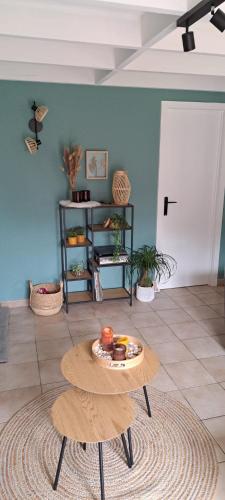 ein Zimmer mit einem Tisch, auf dem ein Teller mit Essen steht in der Unterkunft Polderrust in De Haan