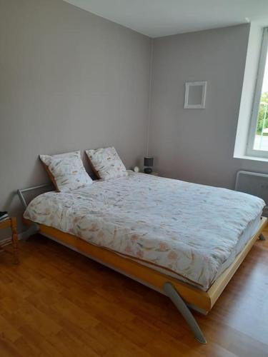 a bedroom with a bed in a room at En passant par La Maraude in Vigneulles-lès-Hattonchâtel