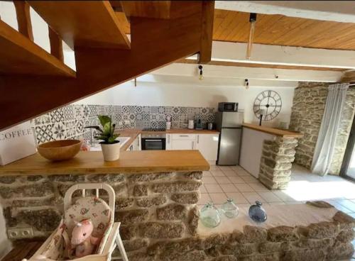 Η κουζίνα ή μικρή κουζίνα στο Maison de pêcheur BORD DE MER bois et pierre 6-8 pers