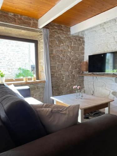 Μια τηλεόραση ή/και κέντρο ψυχαγωγίας στο Maison de pêcheur BORD DE MER bois et pierre 6-8 pers