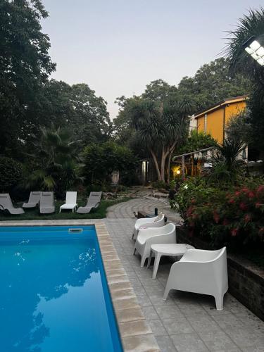 une piscine avec des chaises longues et une piscine dans l'établissement Un 'Oasi nel verde ad un passo da tutto, à San Felice a Cancello