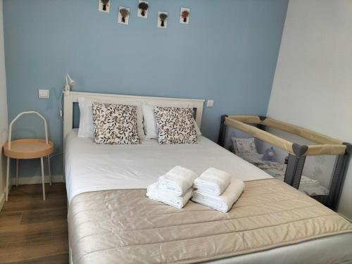 1 dormitorio con 1 cama con toallas en Casa Davó Cinda, en Paredes de Coura