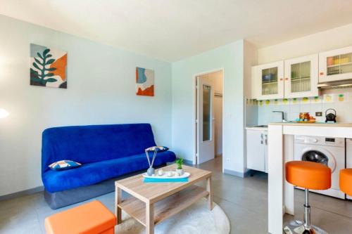 sala de estar con sofá azul y mesa en Ref MLH - Palmes d'Or Properties, en Mougins
