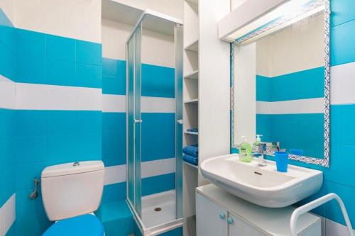 baño azul y blanco con aseo y lavamanos en Ref MLH - Palmes d'Or Properties, en Mougins