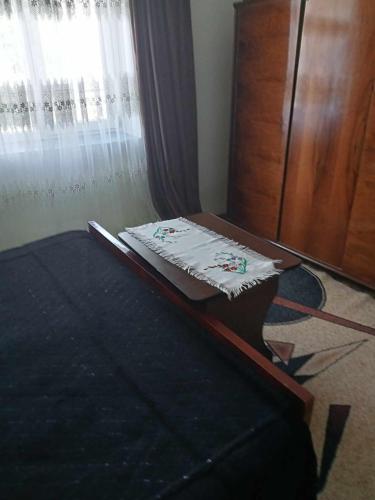 une table avec une serviette à côté d'une fenêtre dans l'établissement Casa Marieta, à Breaza de Sus