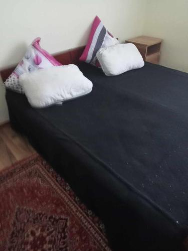 - un lit avec 2 oreillers dans l'établissement Casa Marieta, à Breaza de Sus