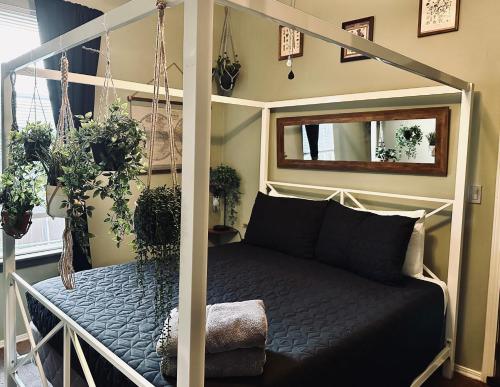 1 cama en una habitación con plantas en la pared en Mr. McGregor’s Garden en Salem