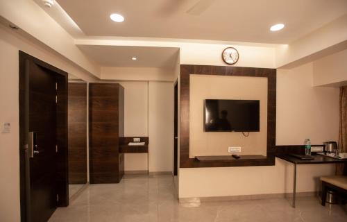 Télévision ou salle de divertissement dans l'établissement Hotel Naaz Executive