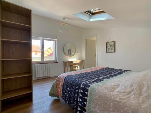 1 dormitorio con cama y ventana en Appartement cosy avec parking, en Dinsheim