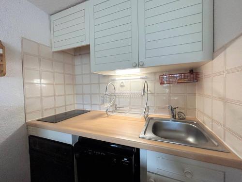 a kitchen with a sink and blue cabinets at Appartement Vallouise-La Casse, 3 pièces, 6 personnes - FR-1-330G-25 in Le Poët