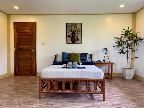 Beautiful 2BD Farmhouse for 6pax في أورموك: غرفة نوم مع سرير ووسائد زرقاء