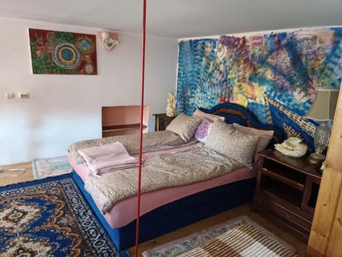 a bedroom with a bed and a painting on the wall at Maravilja in Filmski Grad