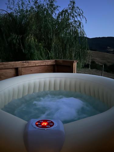 un jacuzzi en el patio trasero por la noche en Spazio Natura, en Castelmezzano