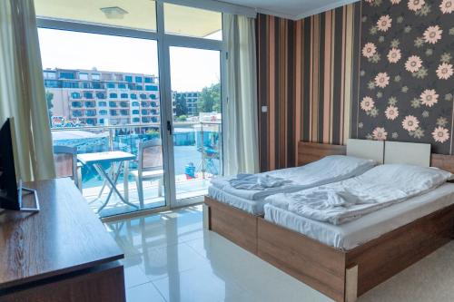 陽光海灘的住宿－Deluxe Apartments Gallery 2，一间卧室设有一张床,享有阳台的景色