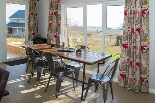 een eetkamer met een houten tafel en stoelen bij Fordoun Hotel and Spa in Nottingham Road