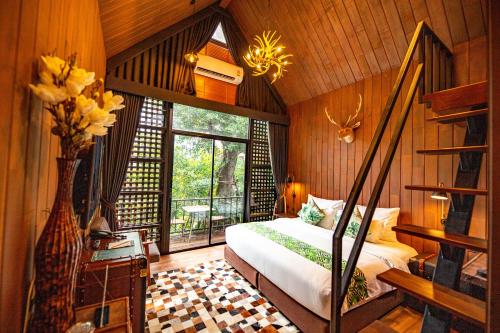 DAMNERNPAWA في Bang Khon Thi: غرفة نوم بسرير ونافذة كبيرة