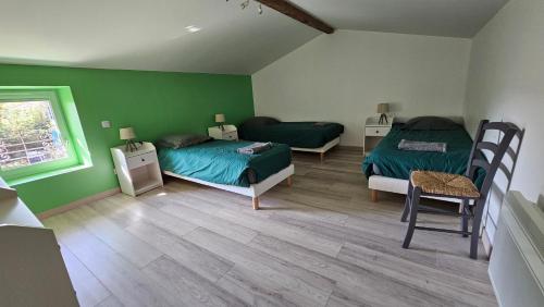Ένα ή περισσότερα κρεβάτια σε δωμάτιο στο Le gîte de Malécot Gîte familial de 5 personnes