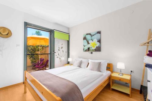 - une chambre avec un grand lit et une fenêtre dans l'établissement Holiday Homes in Porec - Istrien 42537, à Poreč