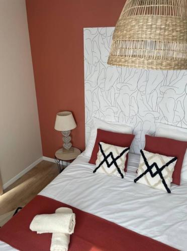 ビスカロッスにあるVilla baie du lac laguneのベッドルーム1室(赤と白のシーツが備わるベッド1台付)