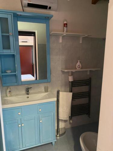 een badkamer met een blauwe kast en een wastafel bij La Casa di Tamy in Boville Ernica