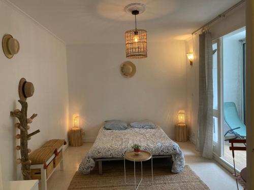 une chambre avec un lit et une table dans l'établissement Studio cosy Parking,Clim,Terrasse,Wifi au POINT ZERO, à La Grande Motte