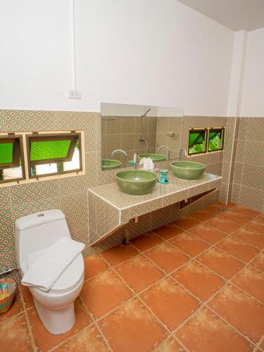 a bathroom with two sinks and a toilet at Baan innto resort in Fang