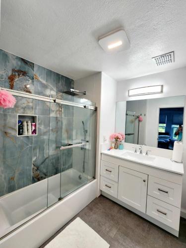 y baño con ducha y lavamanos. en Spacious Bedroom with private workspace, ensuite bathroom - Room# 1 in SHARED house NO PET en Orlando