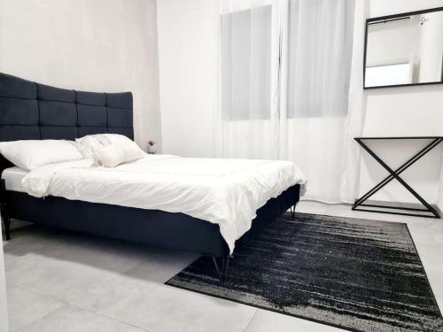Cama en habitación con TV y alfombra en מתחם האירוח לב הגלבוע, en Nurit