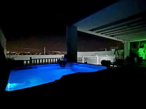 - Vistas a la piscina por la noche en מתחם האירוח לב הגלבוע, en Nurit