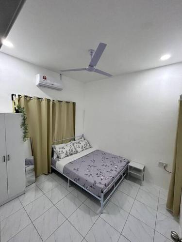een slaapkamer met een bed in een kamer bij Zh homestay teluk batik in Lumut