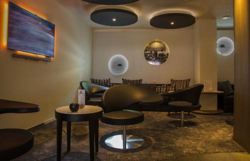 a waiting room with chairs and a table at Hotel Esplanade Dortmund in Dortmund