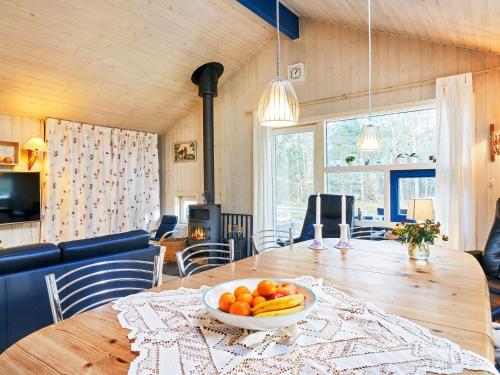 een eetkamer met een tafel met een fruitschaal erop bij 8 person holiday home in Nex in Vester Sømarken