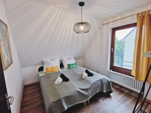 a bedroom with a bed and a window at CASA HARMONY - Zentral-Uni-Bahnhof-Balkon-Unique-SmartTV in Nürtingen