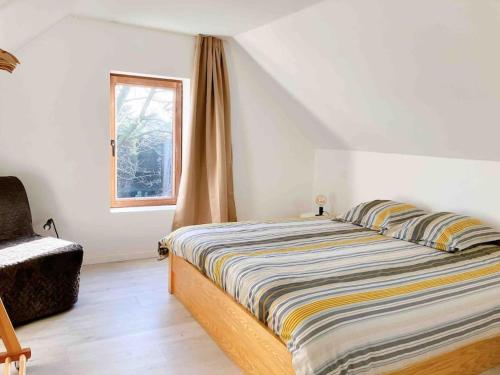 Giường trong phòng chung tại Maison Raymond - Vakantiehuisje met houtgestookte sauna