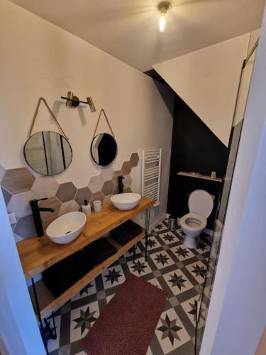 une salle de bain avec deux lavabos et un WC dans l'établissement Maison chaleureuse, centre bourg, à Casson